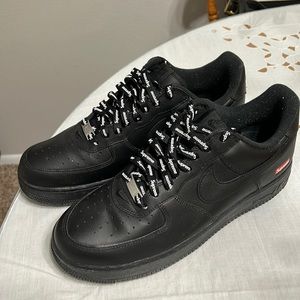 AF-1 Supreme size 10